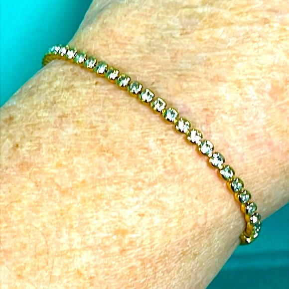 GOLD TONE DAINTY CLEAR CRYSTAL SLIDING ADJUSTABLE TENNIS BRACELET 6-7 INCH WRIST - Picture 3 of 7